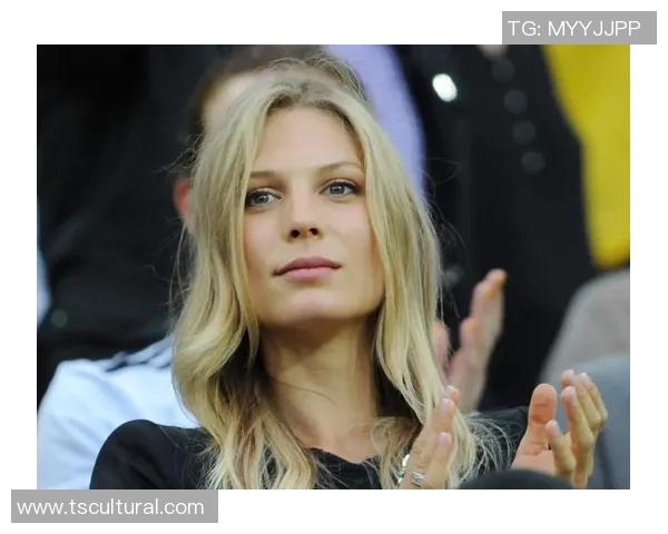 足球明星女友真实照片曝光揭示她们的生活与魅力